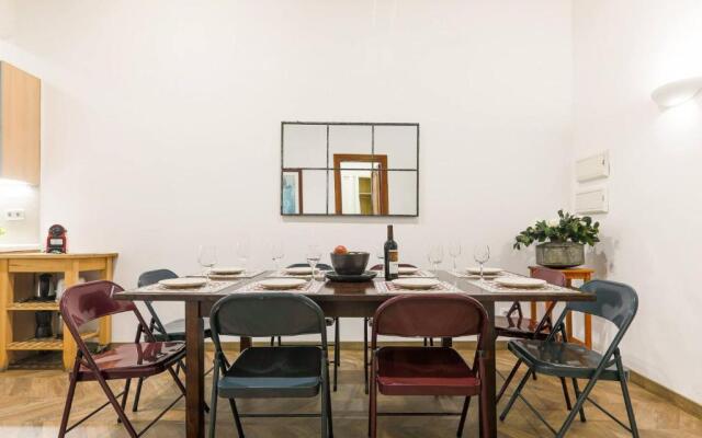 Great Spacious Apartment in the Gothic District City Center