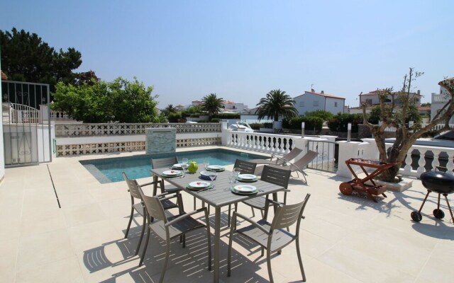 Charming Holiday Home in Empuriabrava With Pool