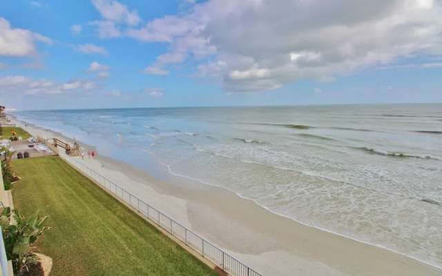 Sea Coast Gardens III 302