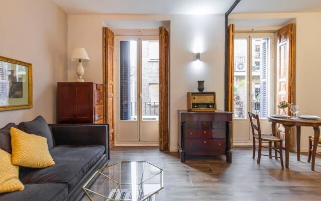 Bright & Compact One Bed Apartment in Malasaña