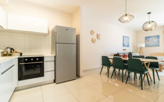 Luxury One-Bedroom Apartment/parking in city center
