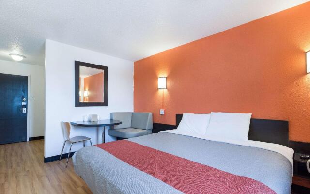 Motel 6 Lincoln, IL