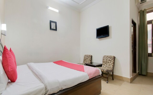 Oyo 26837 Hotel White House