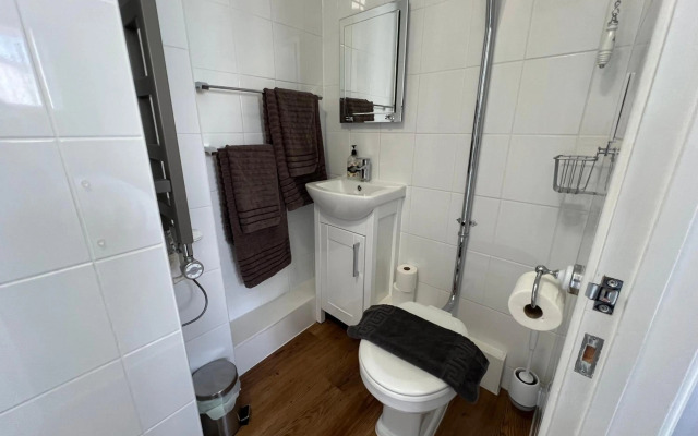 Beautiful 2b Apt in the Heart of Glastonbury.