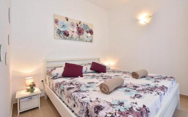 Amazing Home in Pucisca With 3 Bedrooms, Wifi and Outdoor Swimming Pool