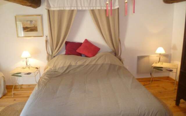 Characteristic Appartement With Swimming Pool, Completely Renovated