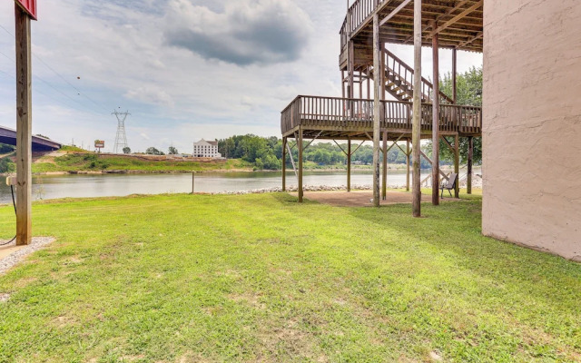 Tennessee River Retreat: Multi-level Deck & Views