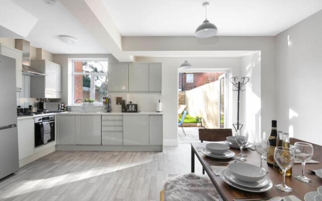 Spacious 3 Bed House, Netflix, Garden, Parking