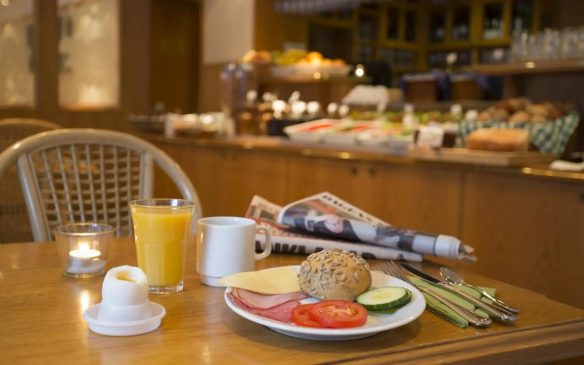 Crystal Plaza Hotel