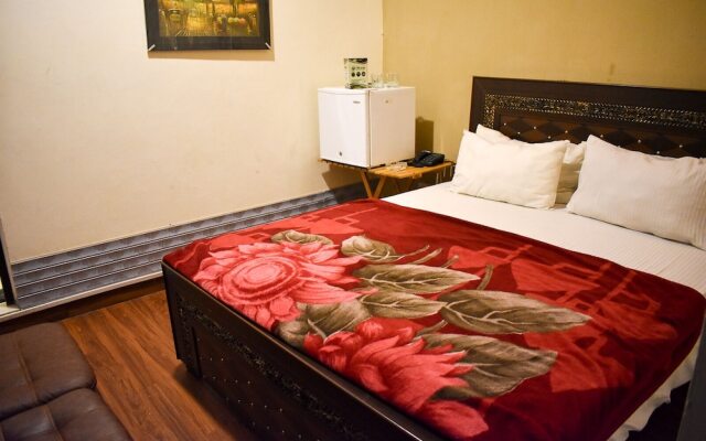 Grand One Hotel Faisal Town