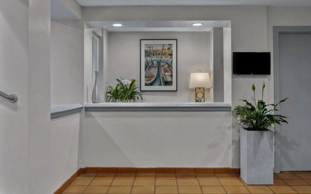 Suites At Fishermans Wharf