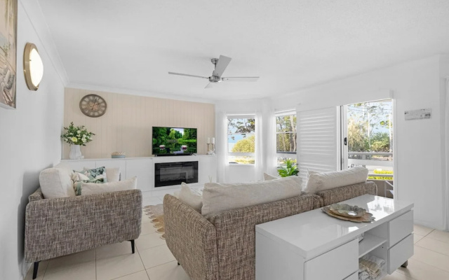 Bright Coastal Stay With Pool and Beach View – Guest Rooms – Hervey Bay