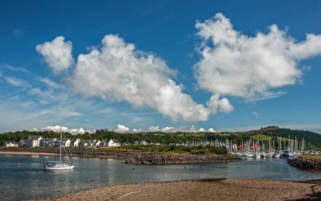 Beautiful 2-bed Apartment in Inverkip Great Garden