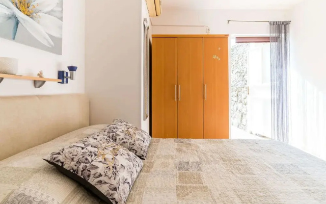 Studio Maro - Studio Apartment With Terrace