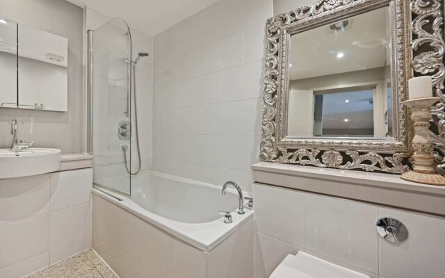 Sleek 2BD Flat W/terrace - 2 Mins From Farringdon!