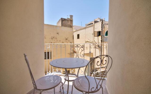 Amazing 4-bedroom Sliema Town House with Jacuzzi