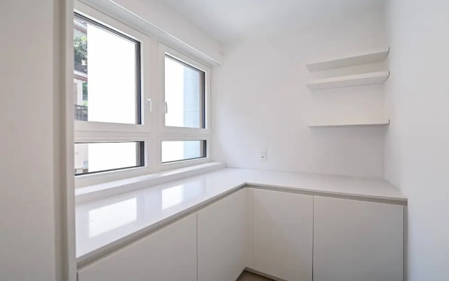One & Only Lake View Apartment