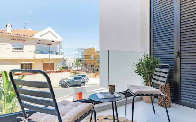 Sanders Only - Ideally Planned Studio With Balcony
