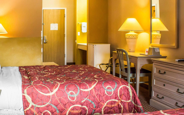 Econo Lodge Inn & Suites Walnut