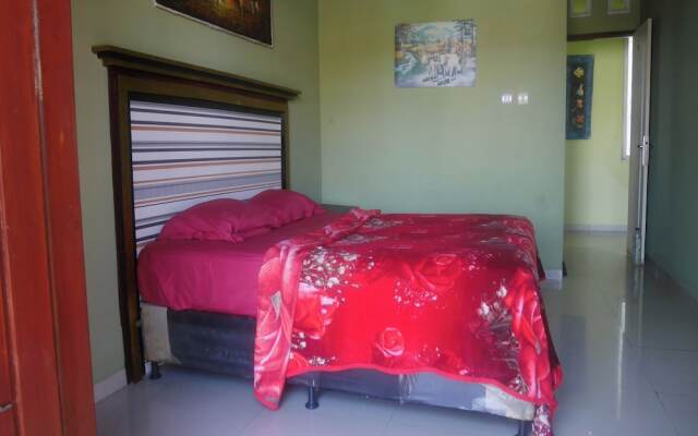 OYO Life 90646 Villa Karsinem Pasuruan