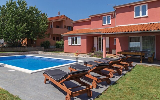 Stunning Home in Fazana With Wifi and 5 Bedrooms