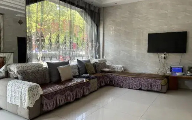 Huangmei Lvyin Business Hotel