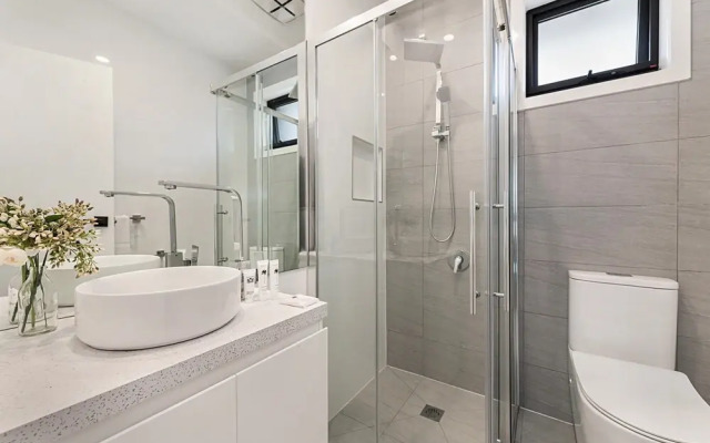 Gorgeous 3-bed House With Spacious Shared Backyard