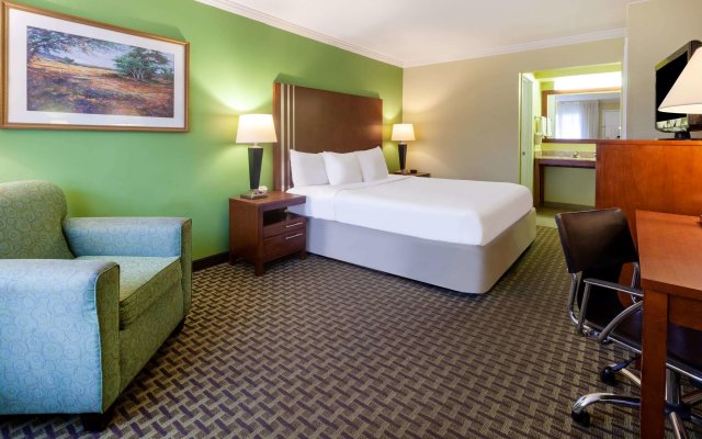 Days Inn by Wyndham Austintown