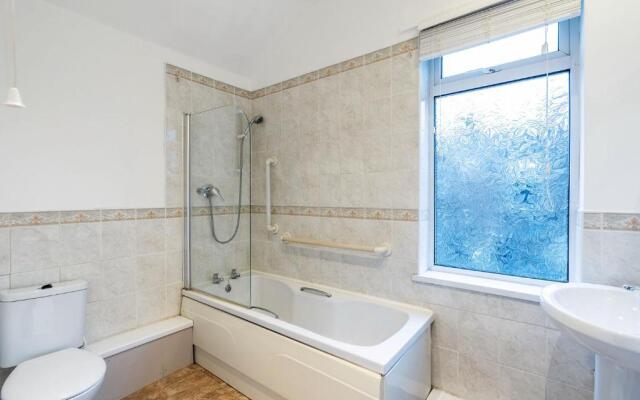 Contractor and Family House & Free Parking & Garden