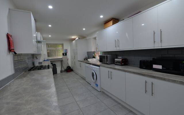Enticing Holiday Home in Coventry With Garden