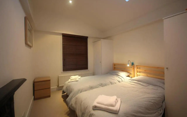 8 Ravenscourt Gardens