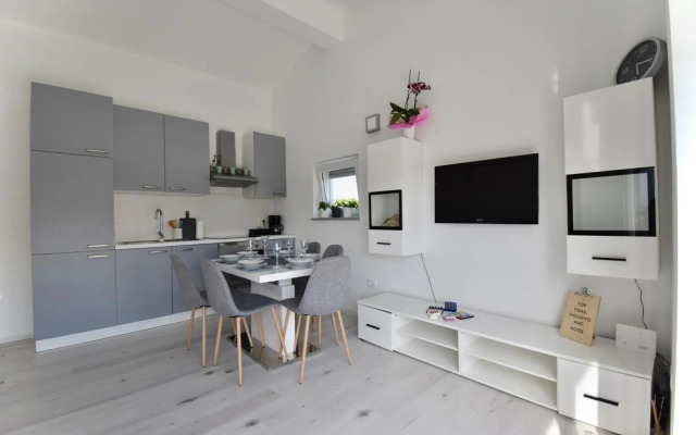 Bright and spacious apartment with grill ***