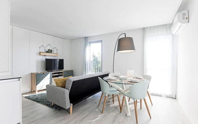 Stylish Flat W/ Gym & Parking by LovelyStay