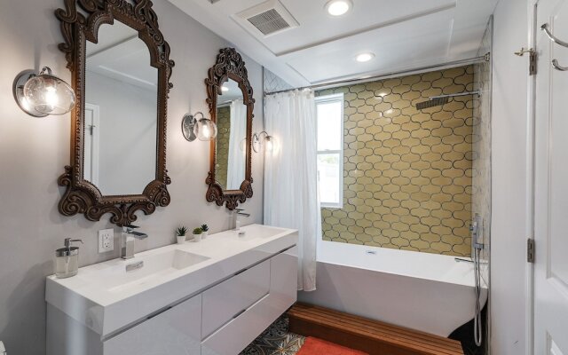 Trendy Fairmount Gem Roof Deck