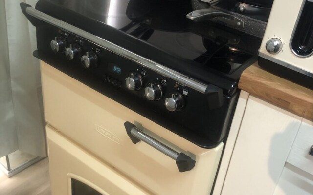 Superb Apartment With Sky Glass TV and Netflix