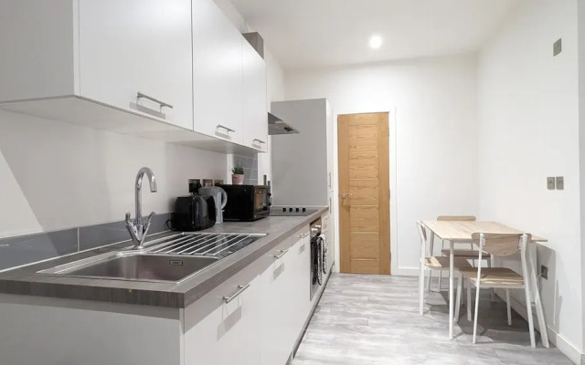 Modern 2 Bed Apt - 15 Mins to Birmingham