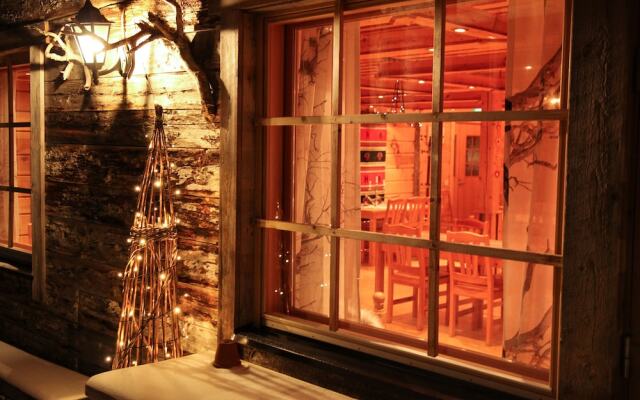 Isokenkäisten Klubi, Wilderness lodge