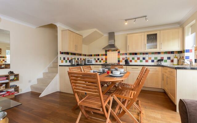 2 Bedroom House Near Wapping Station