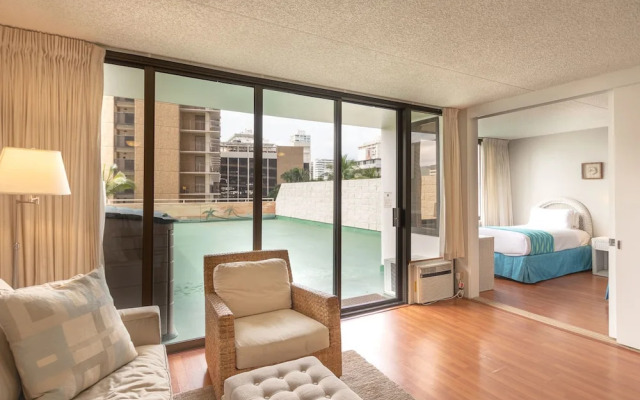 Waikiki Banyan - Pool Deck Level Tower 1 Suite 610