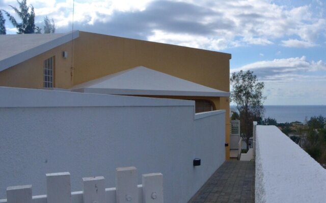 Studio in Black River, With Shared Pool, Enclosed Garden and Wifi - 1 km From the Beach
