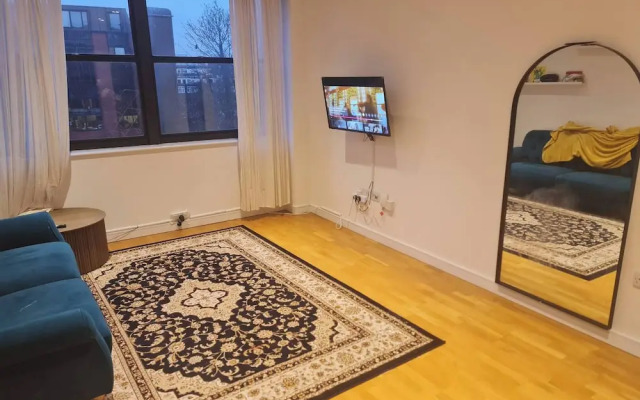 2 Beds Flat Centrally Located 2 Mins From Station