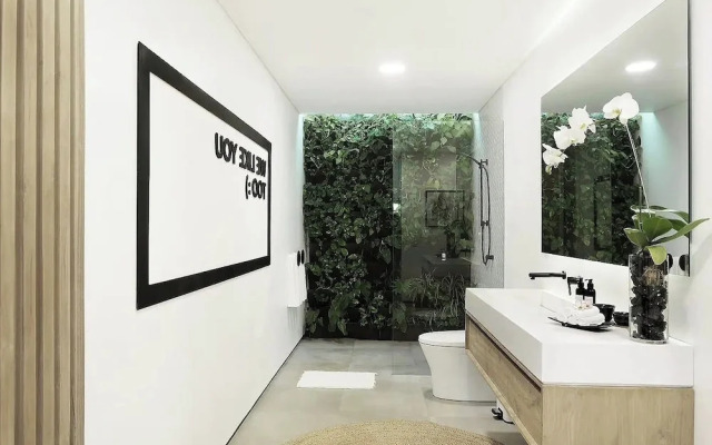 Villa Q - Contemporary Pool House