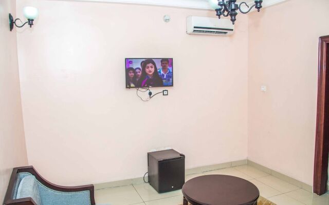 Royal Crest Hotel & Suites