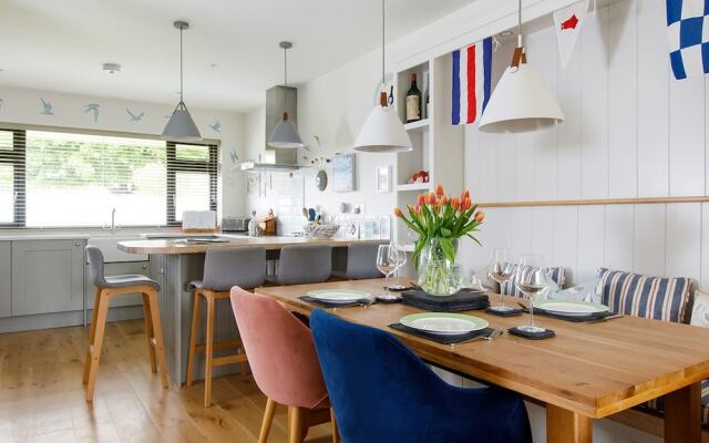 Pretty Coastal Home in Bosham Close to Water
