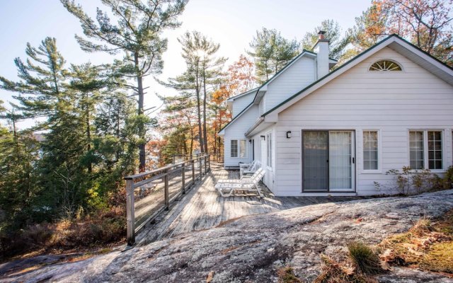 Blueberry Point A Classic Lake Joseph family cottage on a 900 ft peninsula