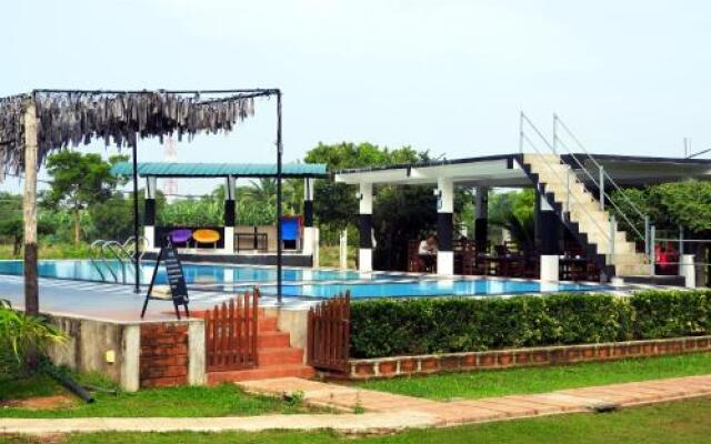 Eco Hotel Black & White - Anuradhapura