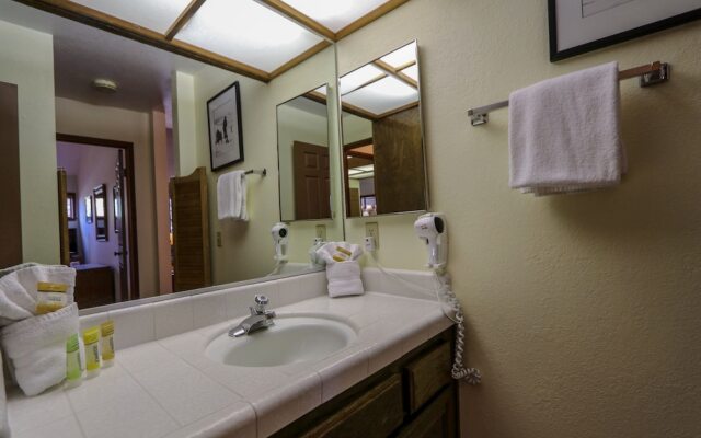 Aspen Creek #306 1 Bedroom Condo by RedAwning