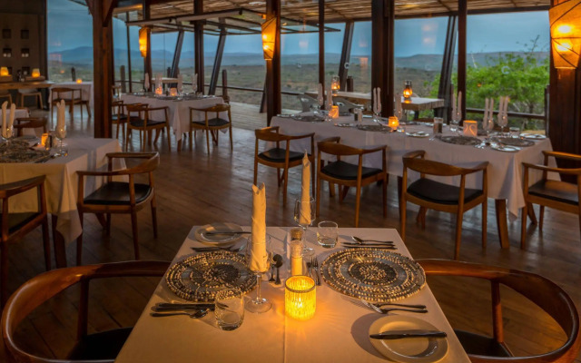 Rhino Ridge Safari Lodge