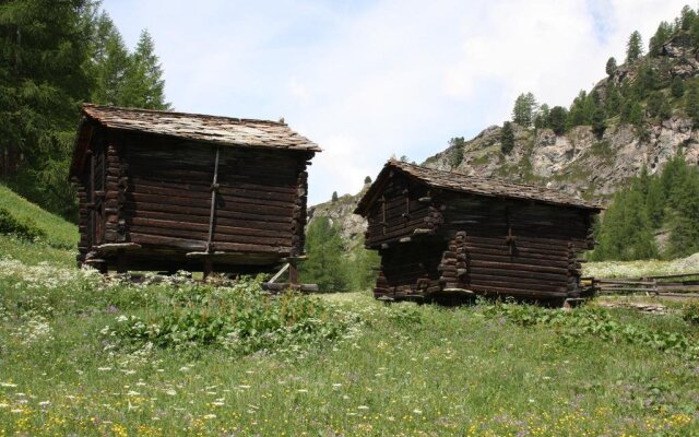 Chalet Hinter Dem Rot Stei