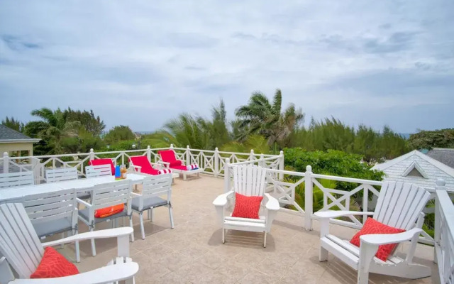 Dreamin Villa - 3 B R Beachfront w Staff